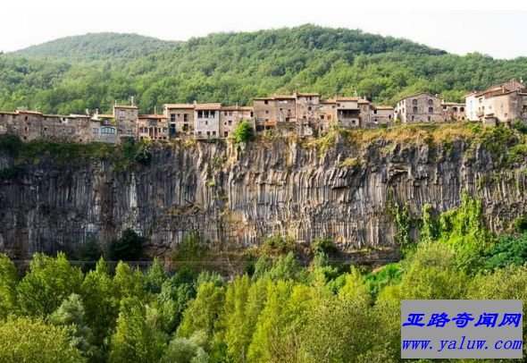  Castellfollit de la Roca 山城小镇 – 西班牙