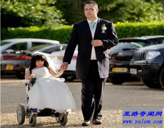 世界最小的新娘完婚 夫妻身高相差1.04米