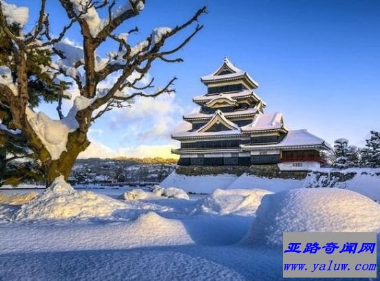 世界上最壮观的冰雪城堡，如同画集般美丽的初雪城堡