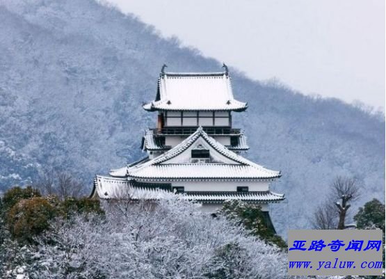 世界上最壮观的冰雪城堡，如同画集般美丽的初雪城堡