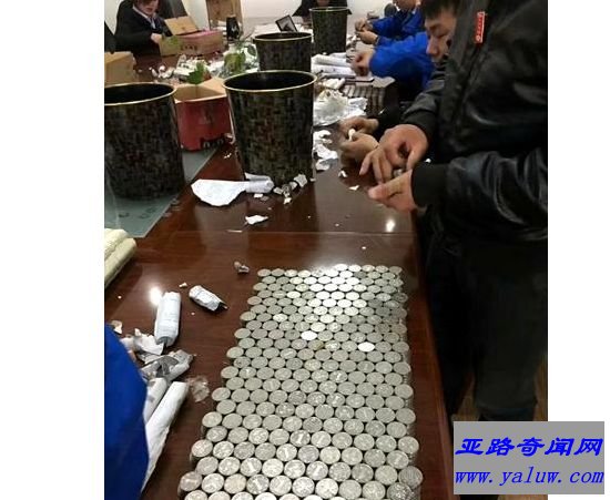 男子带3万余枚硬币买车 店员数到手抽筋！